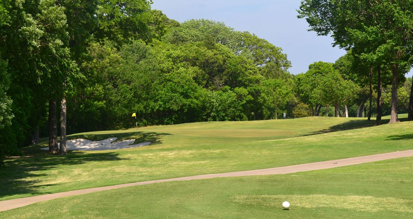 Fairway view of a hole at Tenison Park Glen